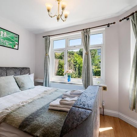 לונדון Lovely Garden Apartment In Wimbledon Town Centre With Private Parking By Wimbledon Holiday Lets מראה חיצוני תמונה