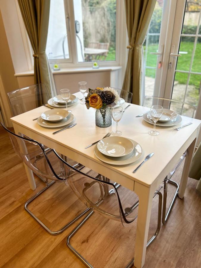 לונדון Lovely Garden Apartment In Wimbledon Town Centre With Private Parking By Wimbledon Holiday Lets מראה חיצוני תמונה