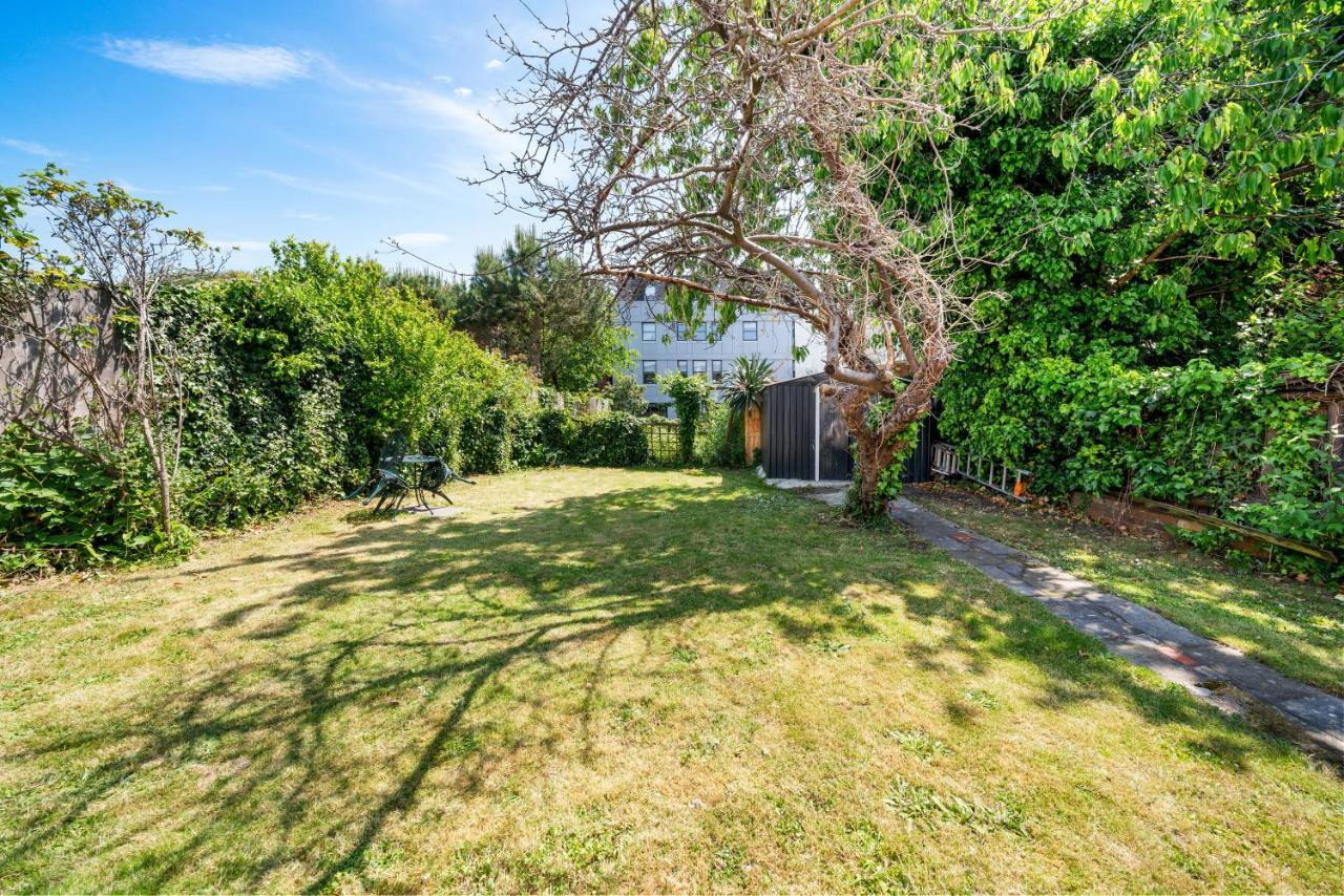 לונדון Lovely Garden Apartment In Wimbledon Town Centre With Private Parking By Wimbledon Holiday Lets מראה חיצוני תמונה