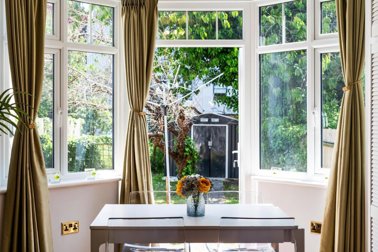 לונדון Lovely Garden Apartment In Wimbledon Town Centre With Private Parking By Wimbledon Holiday Lets מראה חיצוני תמונה