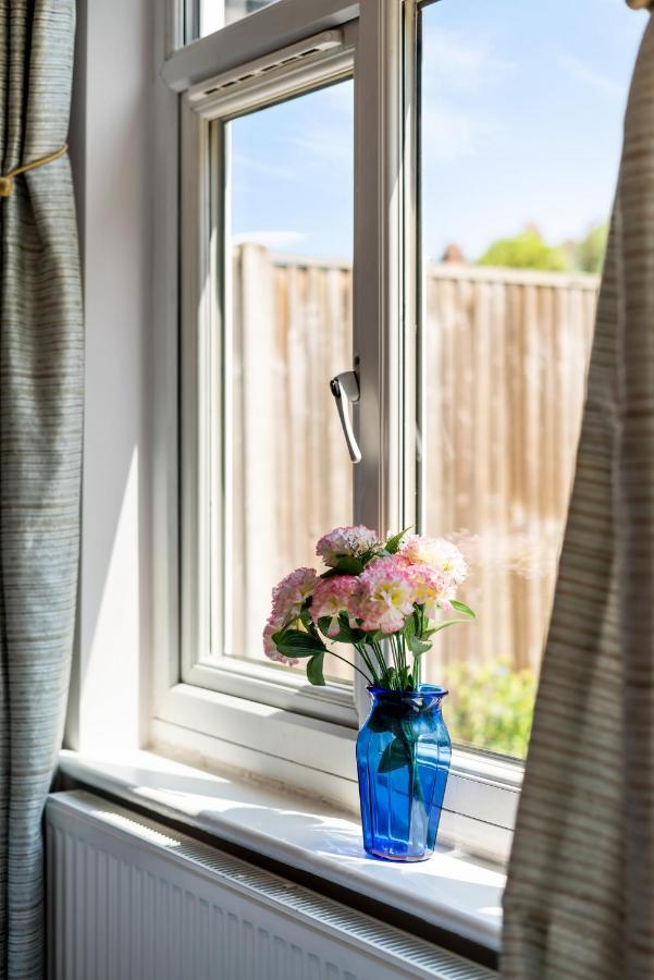 לונדון Lovely Garden Apartment In Wimbledon Town Centre With Private Parking By Wimbledon Holiday Lets מראה חיצוני תמונה