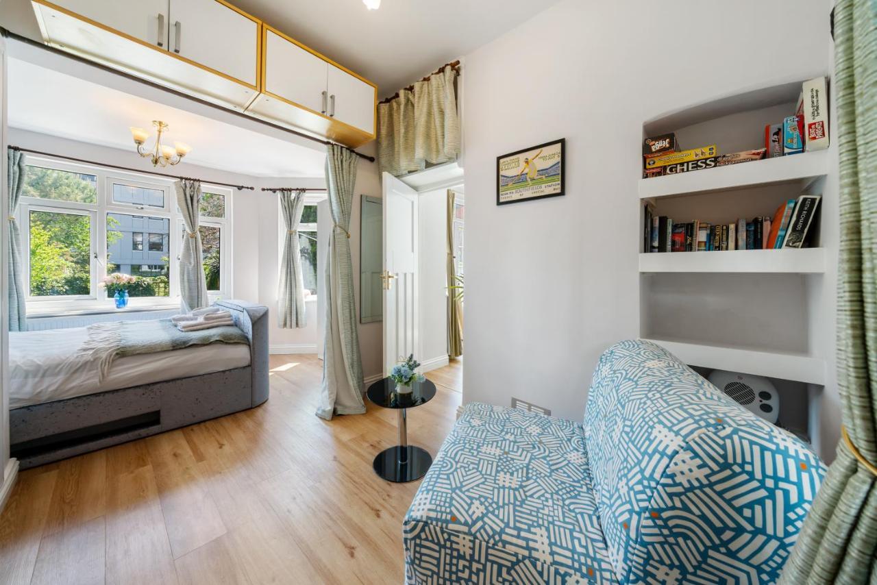 לונדון Lovely Garden Apartment In Wimbledon Town Centre With Private Parking By Wimbledon Holiday Lets מראה חיצוני תמונה
