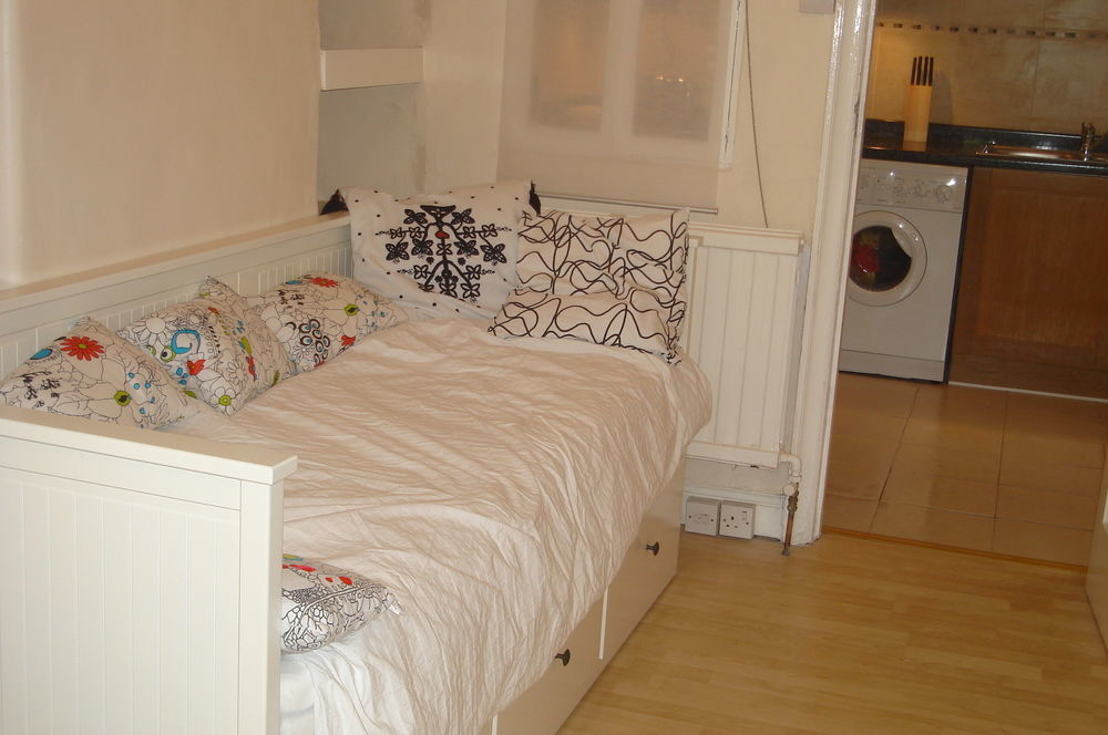 לונדון Lovely Garden Apartment In Wimbledon Town Centre With Private Parking By Wimbledon Holiday Lets מראה חיצוני תמונה