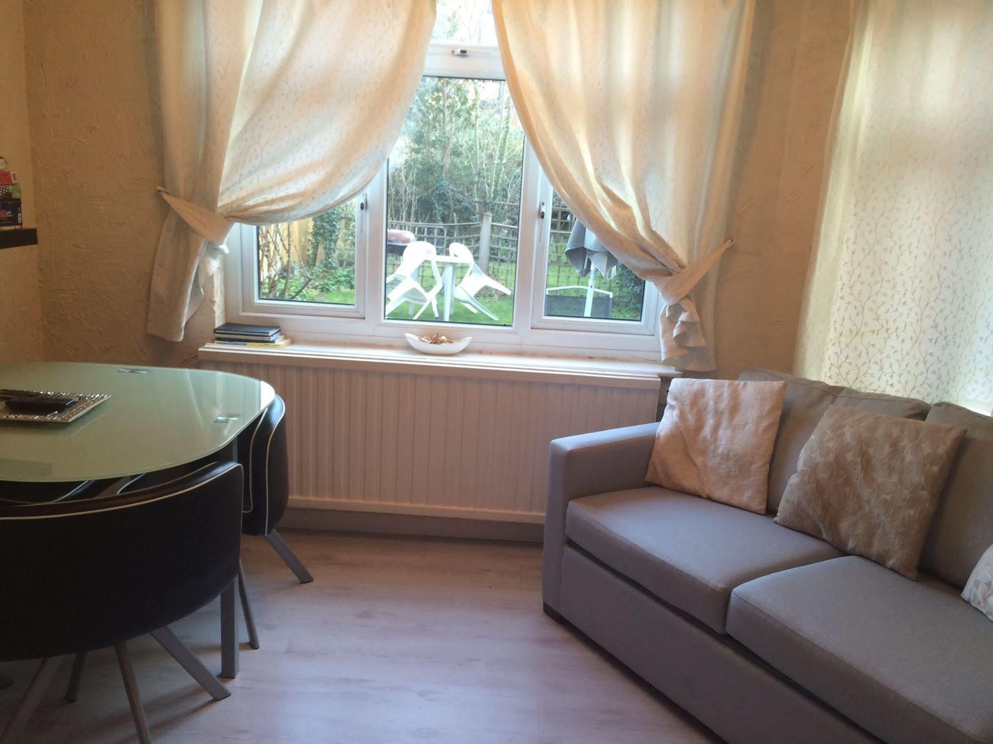 לונדון Lovely Garden Apartment In Wimbledon Town Centre With Private Parking By Wimbledon Holiday Lets מראה חיצוני תמונה