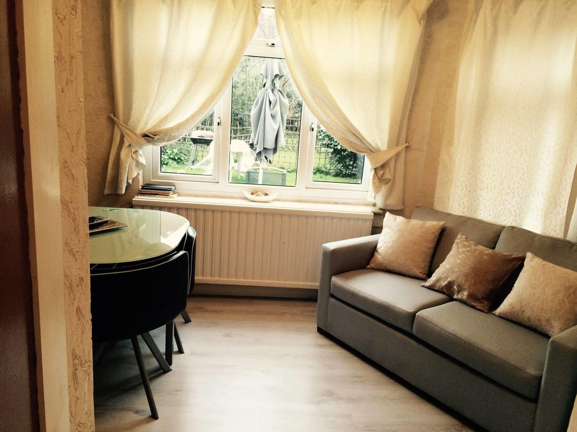 לונדון Lovely Garden Apartment In Wimbledon Town Centre With Private Parking By Wimbledon Holiday Lets מראה חיצוני תמונה