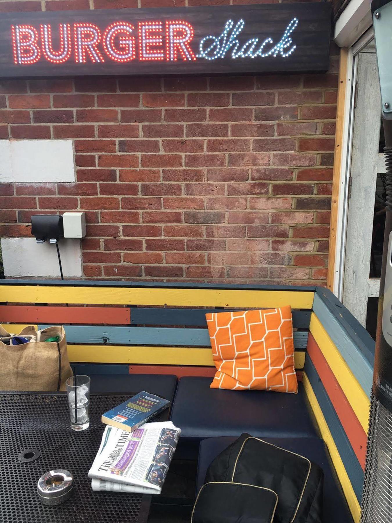 לונדון Lovely Garden Apartment In Wimbledon Town Centre With Private Parking By Wimbledon Holiday Lets מראה חיצוני תמונה
