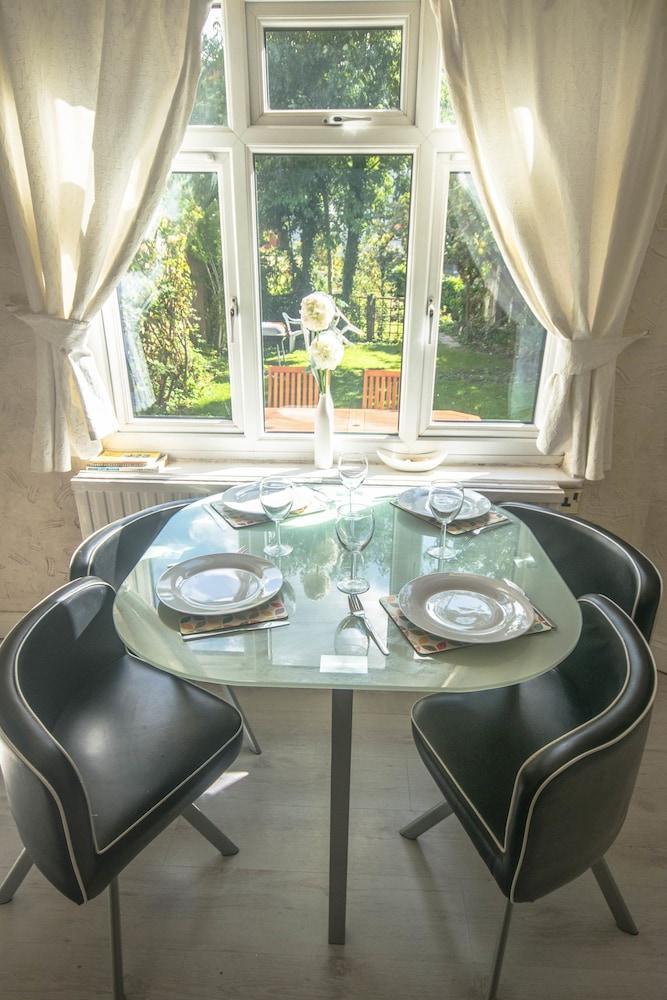 לונדון Lovely Garden Apartment In Wimbledon Town Centre With Private Parking By Wimbledon Holiday Lets מראה חיצוני תמונה