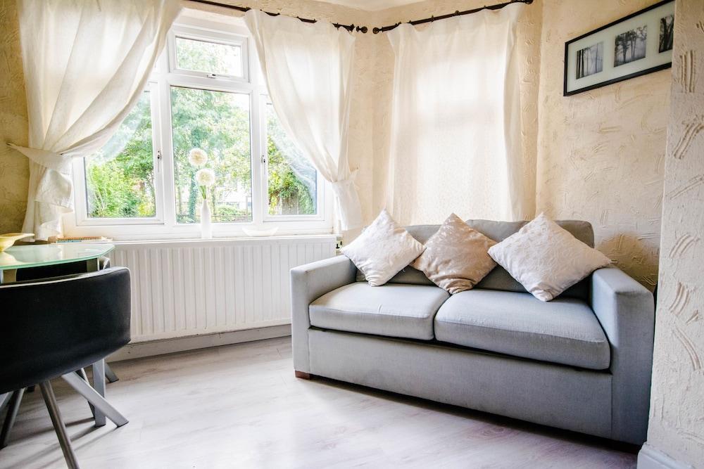 לונדון Lovely Garden Apartment In Wimbledon Town Centre With Private Parking By Wimbledon Holiday Lets מראה חיצוני תמונה